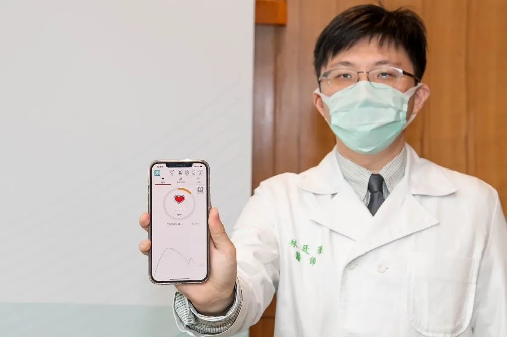 心臟「小鹿亂跳」？手指碰手機鏡頭1分鐘　心律不整App幫你測