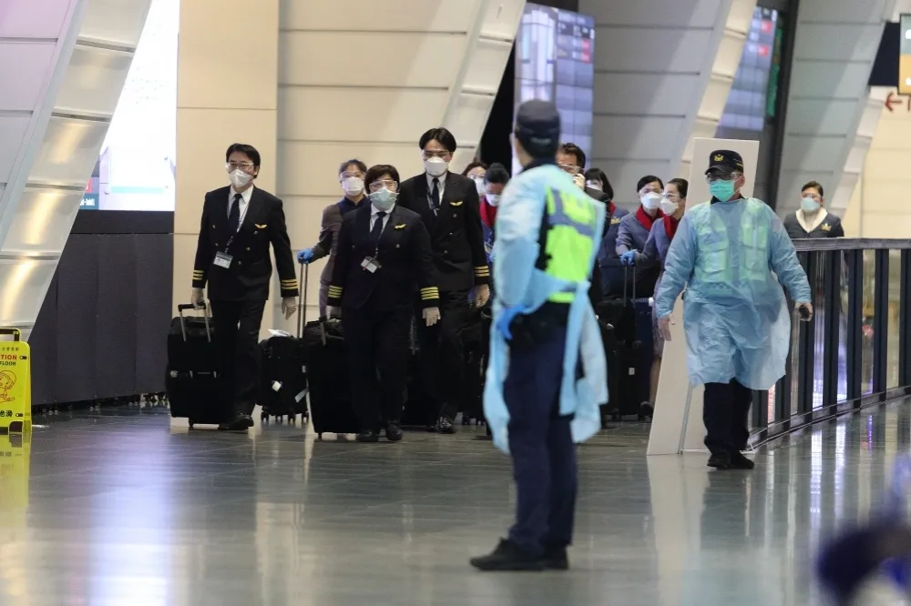 又1空服員確診！飛美機組員連環中鏢　華航、長榮備妥快篩劑抵台馬上測