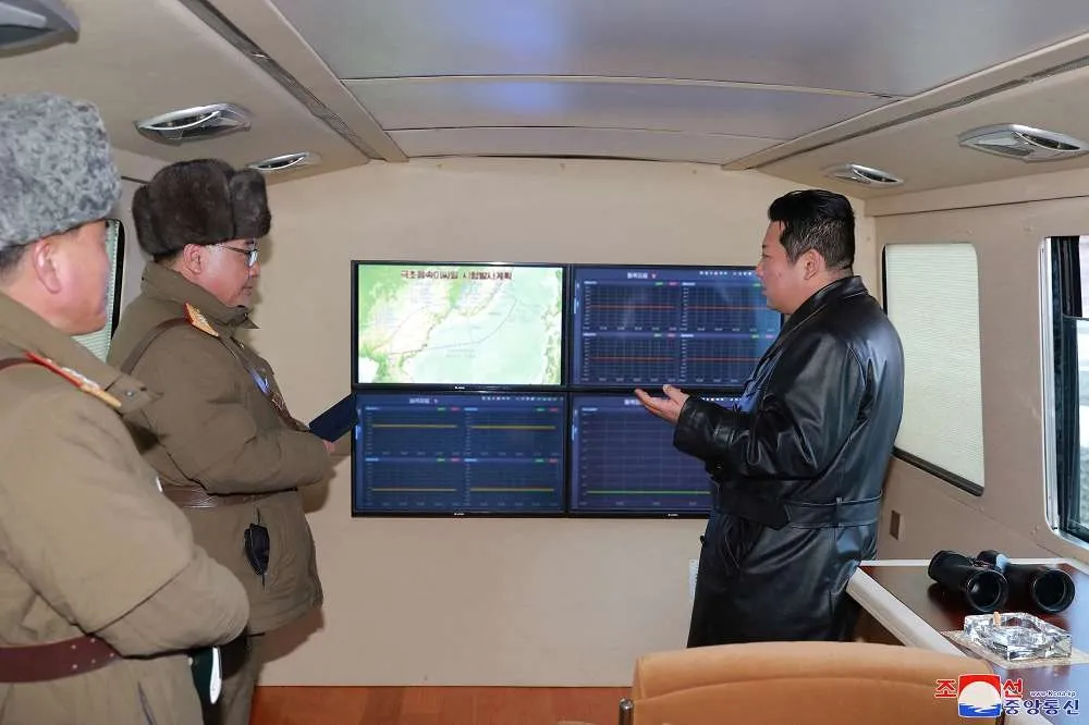 【金正恩親自監督】北韓進行超音速飛彈「最終試射」　成功命中1000公里外目標