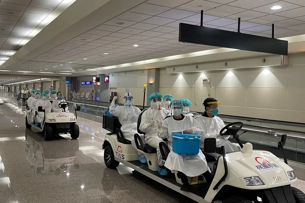 防長程航班成破口！桃機快篩新制上路1天半　12航班抓出74人確診