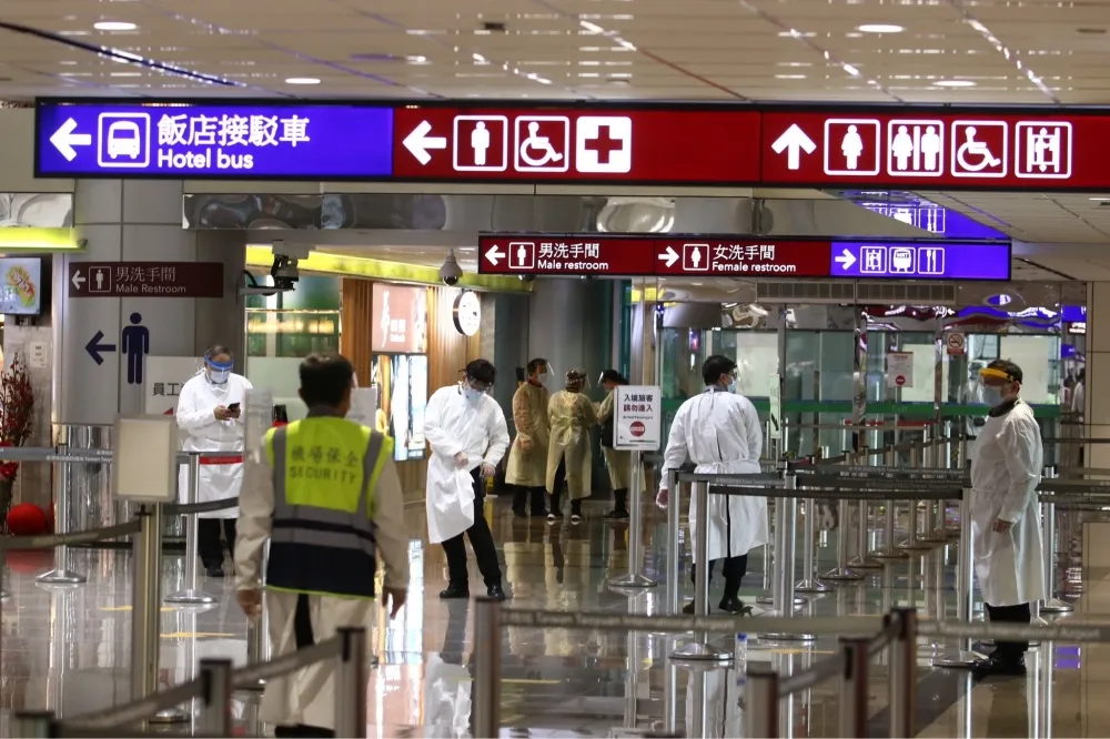 【本土+4】Omicron毒鏈釀24人染疫！桃機清潔員、保全、手推車員、居服員定序皆同
