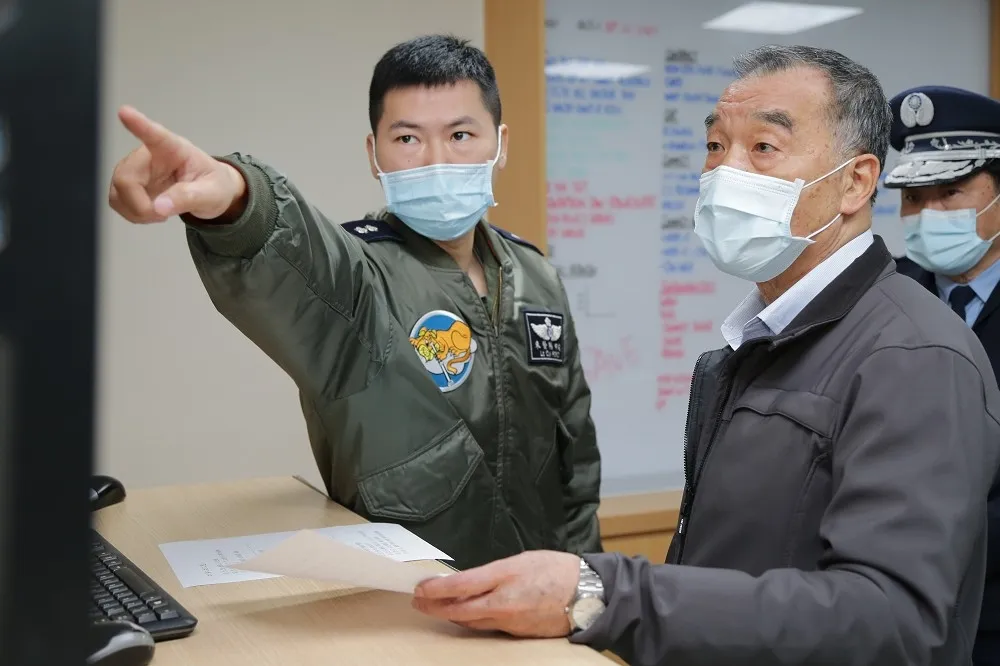 【F-16V失聯】暖男陳奕曾幫她過母親節…　殉職飛官莊倍源媽媽集氣：拜託平安