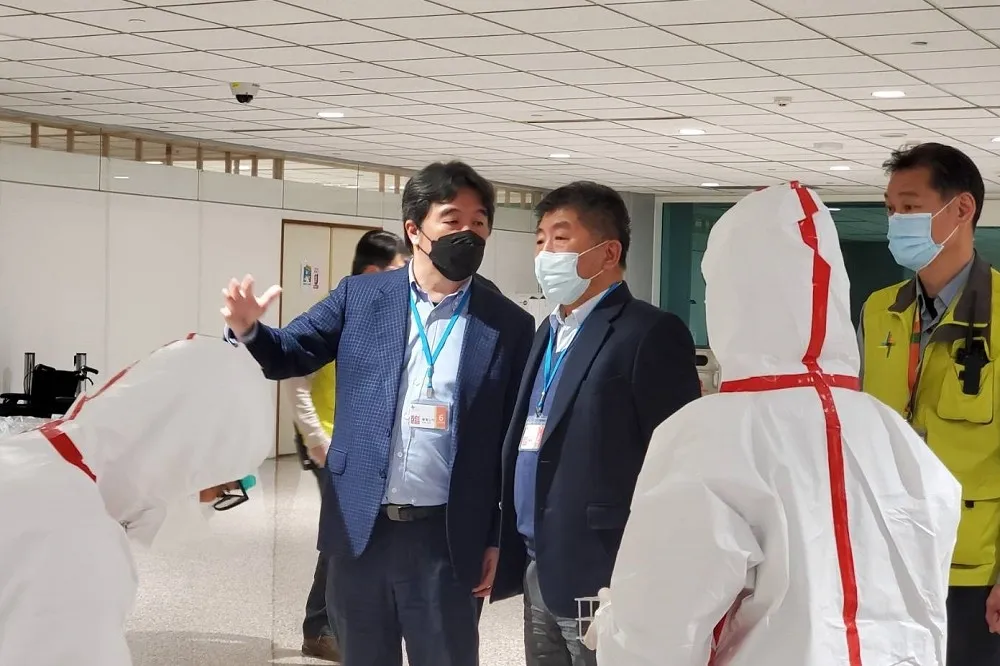 今起3天「萬人壓境」！境外移入單日恐破百　醫憂醫療體系崩潰：做好前端分流