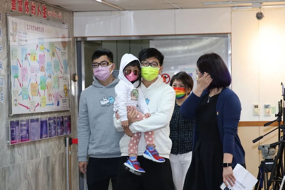 台灣首例！同志雙親家庭誕生　女兒天真回「你本來就是我爸爸啊！」