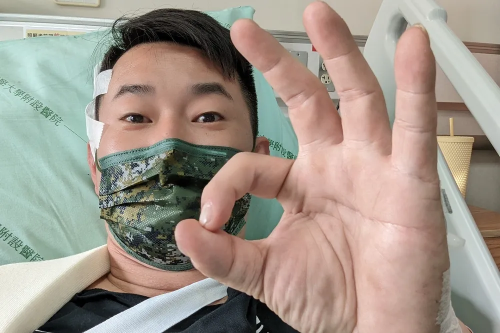 陳柏惟摔車後首度露面！　手比招牌「3Q」籲支持者勿捐款