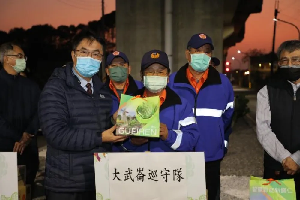 黃偉哲慰勞長榮大學周遭路燈巡檢人員 強調今年底全市皆換為LED路燈