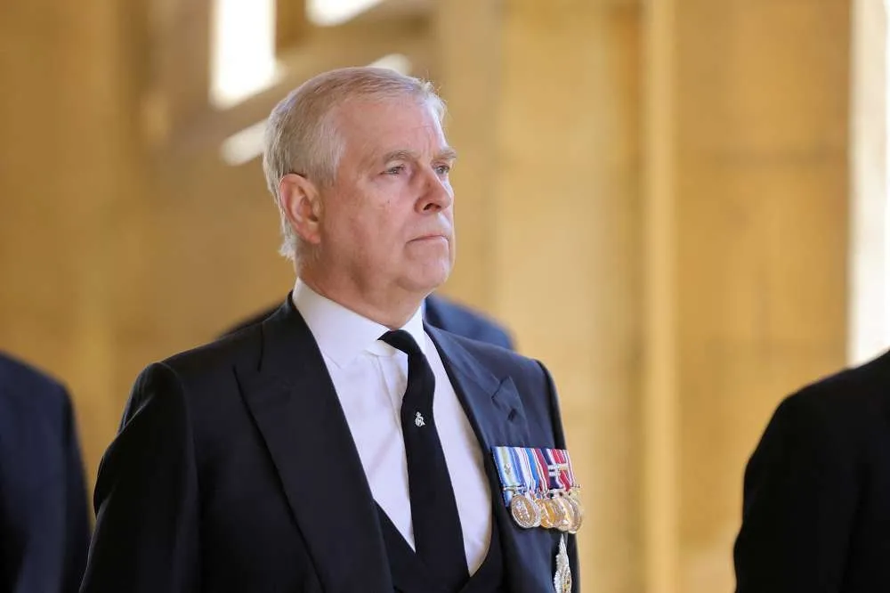 【身陷性侵案】英國安德魯王子退還所有榮譽軍銜與皇室特權　降為平民專心訴訟