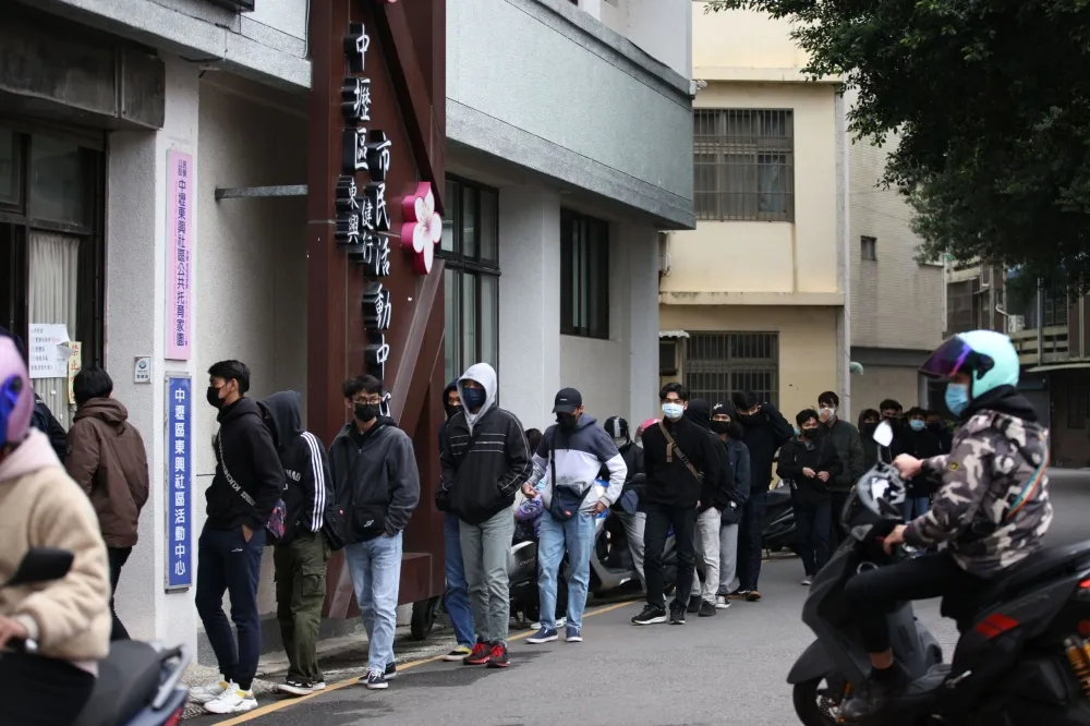 【桃機群聚境內擴散】中壢高商急召2000師生返校採檢　兩餐廳清消暫停營業