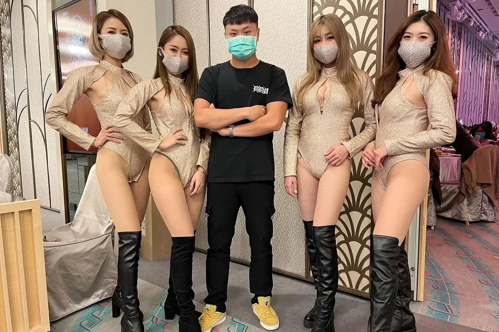 那條線出事了！「肉色高衩」辣妞炸乳彈熱炒日月光尾牙　網瘋喊：轉職來得及嗎