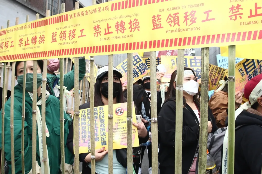 【遊行圖輯】拒當現代奴工！500人赴民進黨部抗議　舉FREEDOM布條喊「自由轉換雇主」