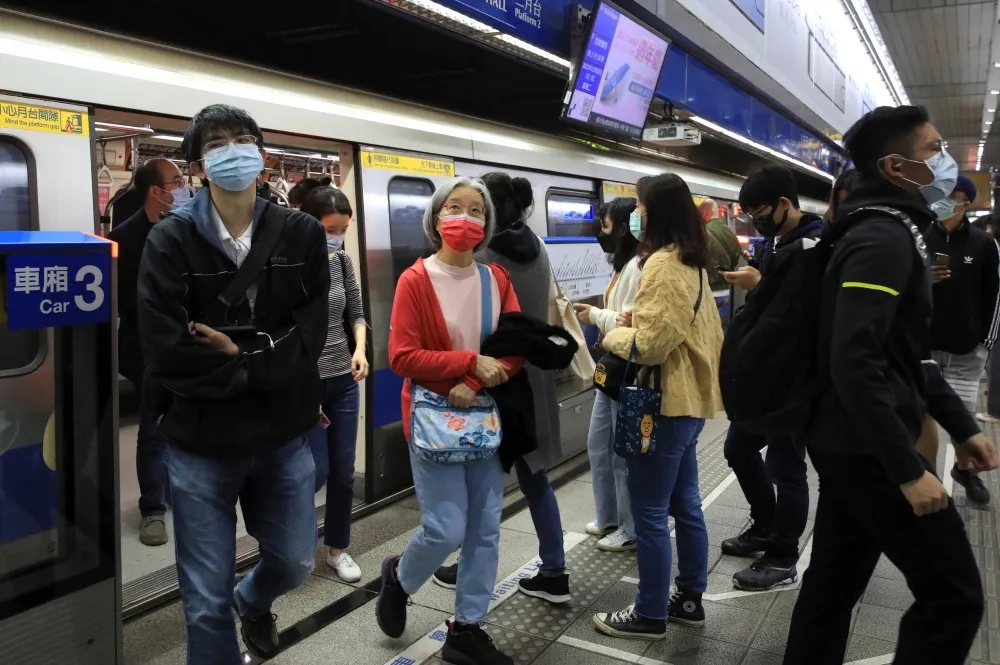 桃機檢疫員染疫足跡曝！　搭北捷通勤、逛天母家樂福、北車50嵐買飲料