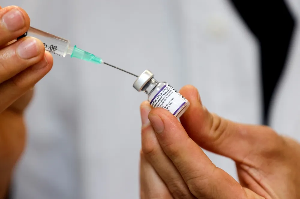 以色列研究：第四劑輝瑞或莫德納加強針效果有限　恐難預防Omicron