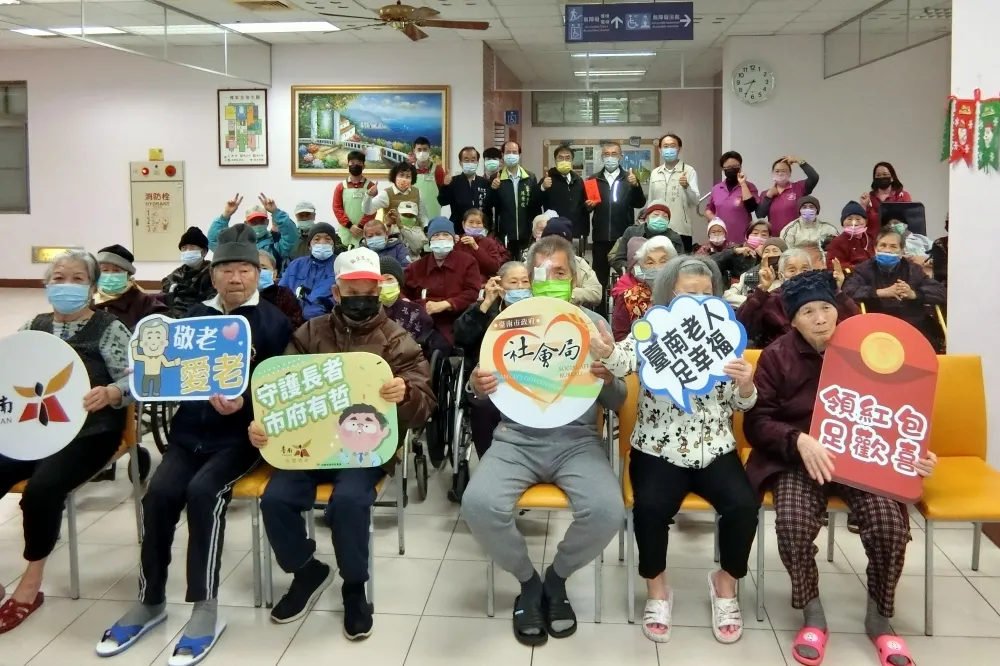 黃偉哲訪官田老人養護中心 贈長者紅包加菜金