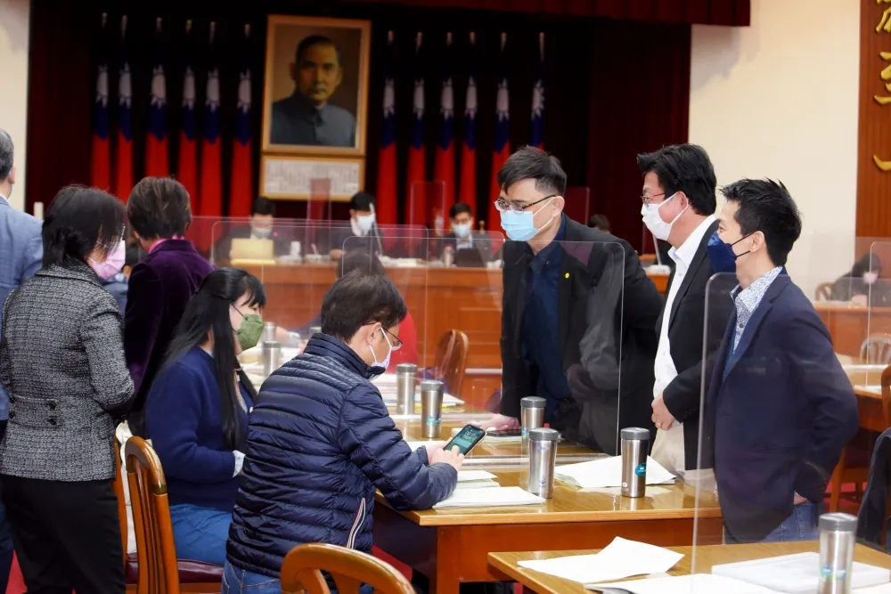 「滿18歲有公民權」修憲案初審通過！　3黨共識通過送立法院會表決