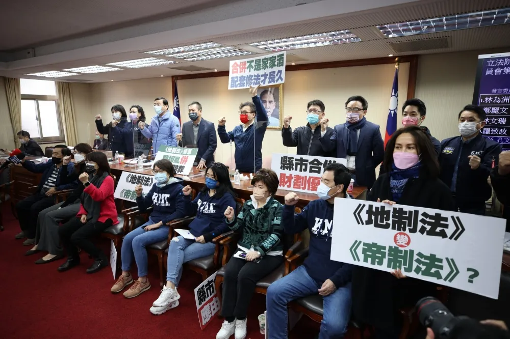 不讓審《地制法》！藍委一早占主席台　柯建銘痛斥「群魔亂舞」