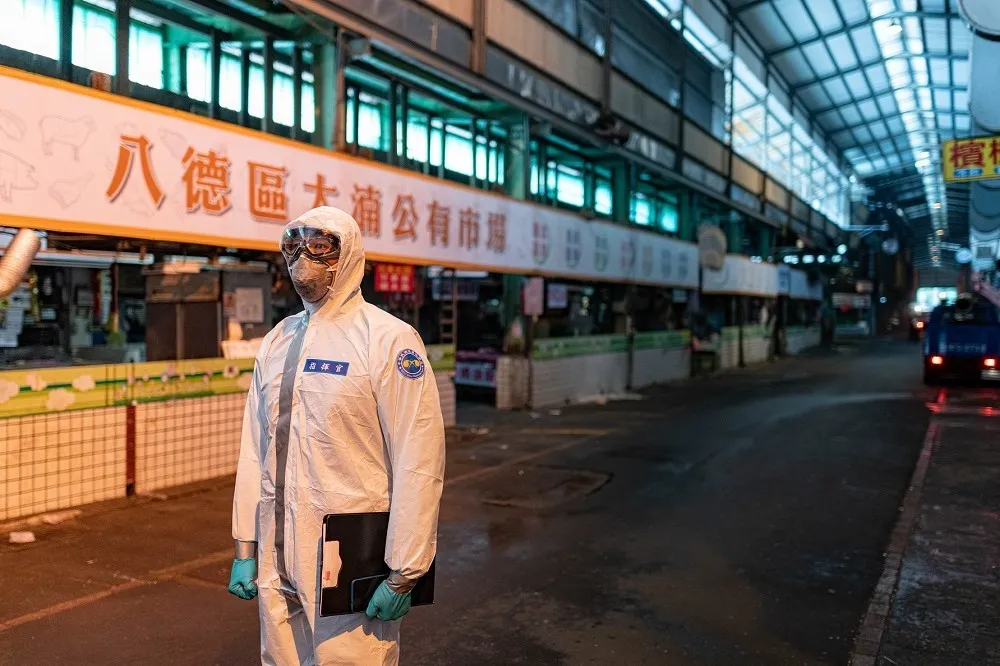 感染源不明！八德大湳市場員工染疫急休市　清消大隊、臨時快篩站進駐