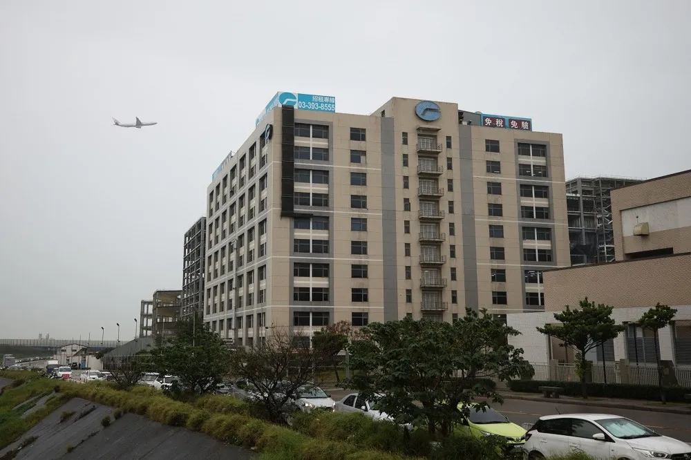 【亞旭70染疫】睡通鋪+共用餐廳！遠雄自貿港區急匡萬人　加開菓林、南崁採檢站
