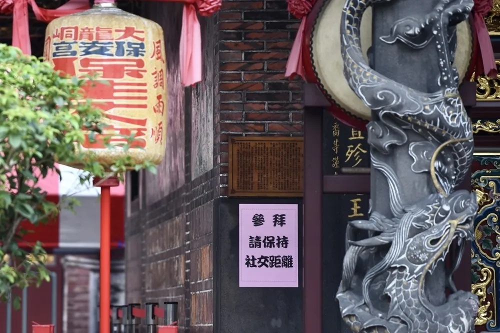 本土爆發+82！春節寺廟不准飲食、搶頭香　政治人物禁跑攤