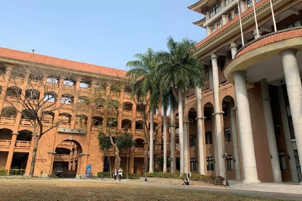 【高雄+14】20歲海科大學生中鏢　「5天內來回北高」感染源不明