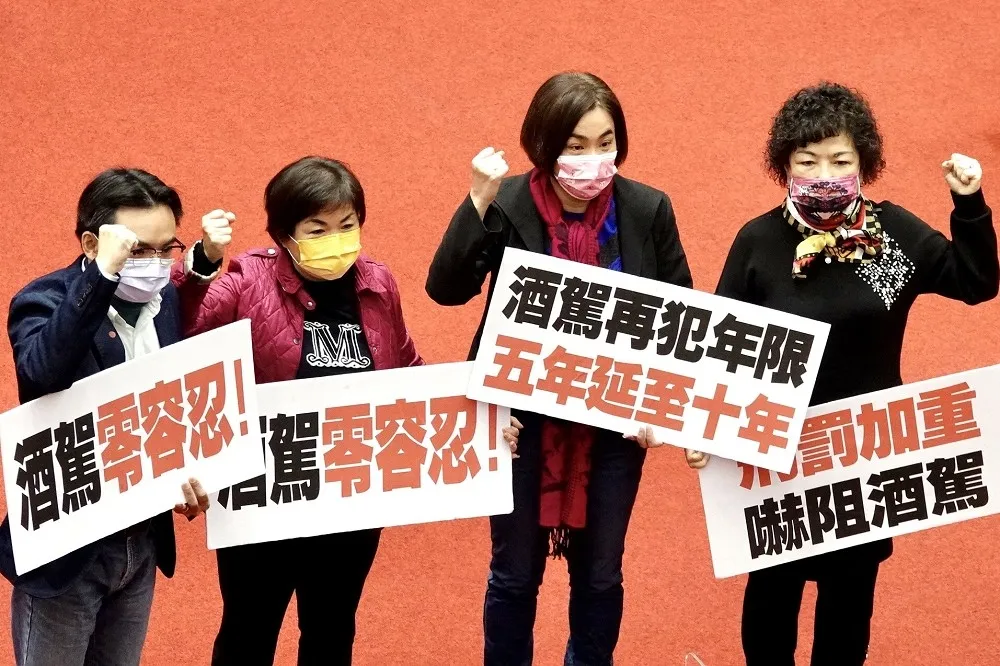 【立院三讀】10年內2度酒駕累犯公布姓名、照片　未肇事也可判3年
