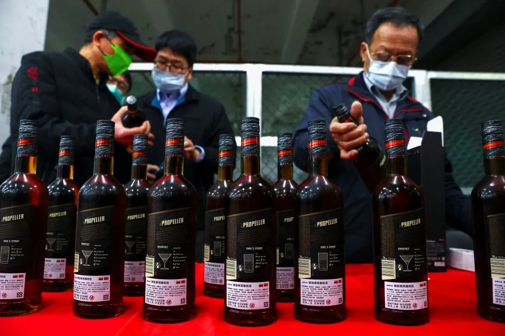 中國拒收「立陶宛蘭姆酒」來台竟貴4倍　網友驚呼：世界大盤子？