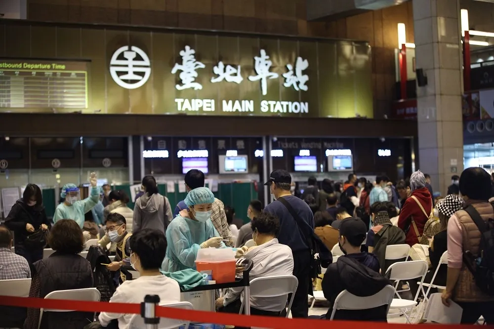 台北車站即起至27日BNT、AZ隨到隨打！　北市年初四加開BNT、高端接種
