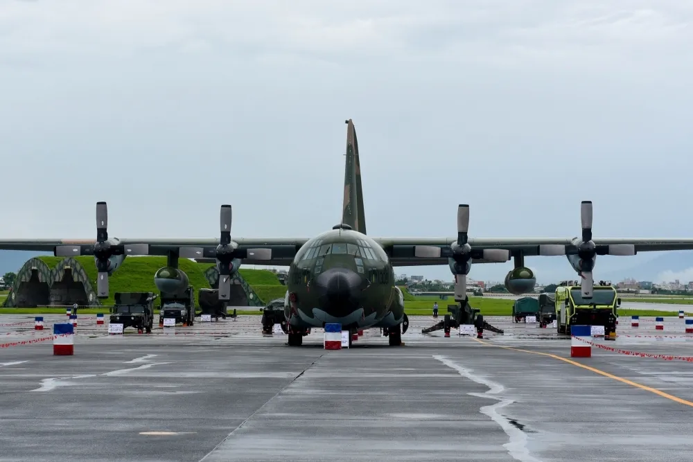 【防疫如作戰】空軍派3架C-130運輸機春節疏運　機位實名制+安檢揪隔離落跑者