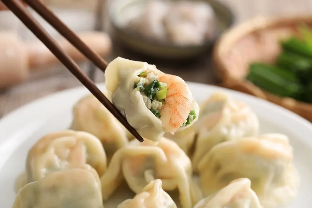 【餃子的俗諺】「大年三十吃餃子 ─ 沒有外人」、「初一餃子初二麵，初三盒子往家轉。」