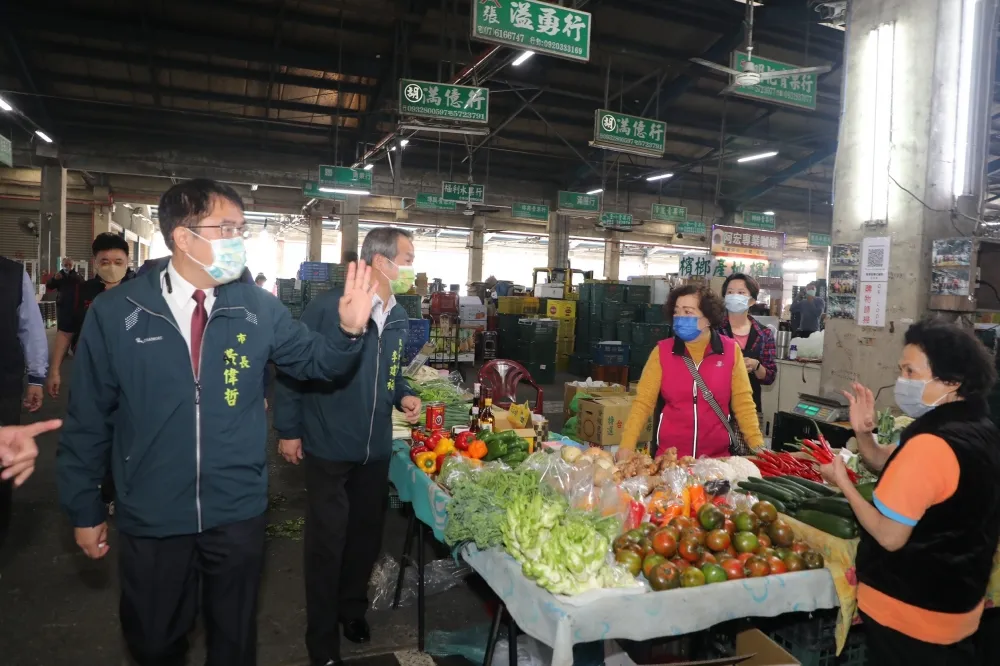 巡視台南春節蔬果魚肉供應    黃偉哲促市場加強防疫