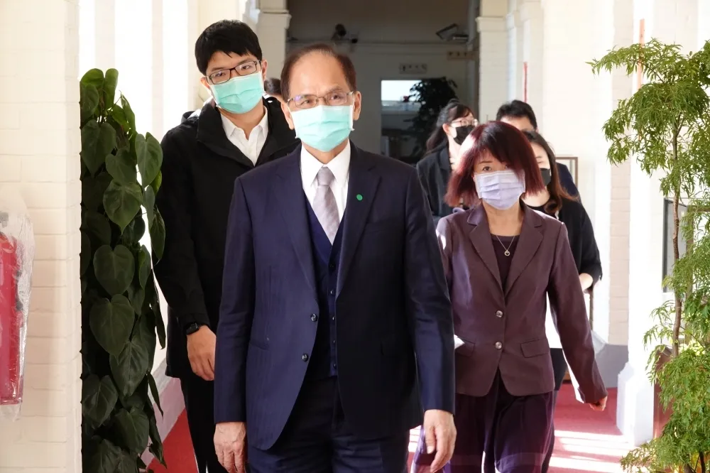立院技工突暈倒！游錫堃嚇壞「憂染疫」　盼速戰預算協商防群聚