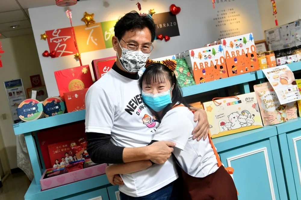 捨政治更幸「虎」！林萬億弟拚唐寶寶庇護工場2.0　愛女天天樂當店花