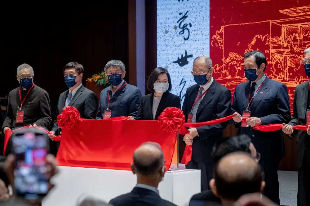 【非打經國牌】「民主不是小蔣施捨」　蔡英文踩國民黨場正告：可藍可綠不可紅！