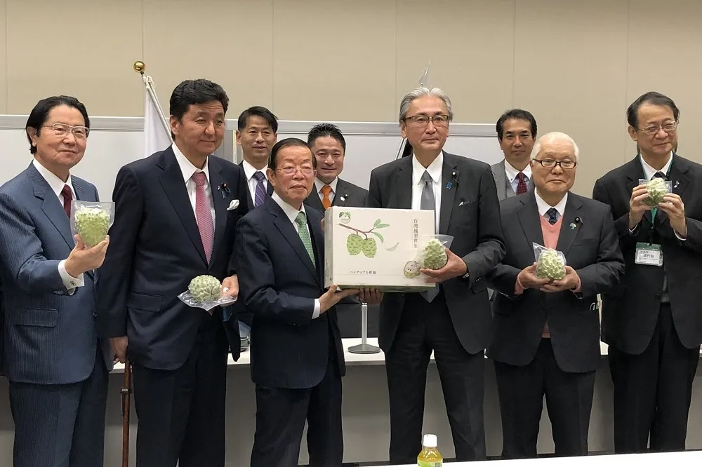 解禁福島食品擺一邊！　謝長廷捧「冷凍鳳梨釋迦」感謝日本抗中