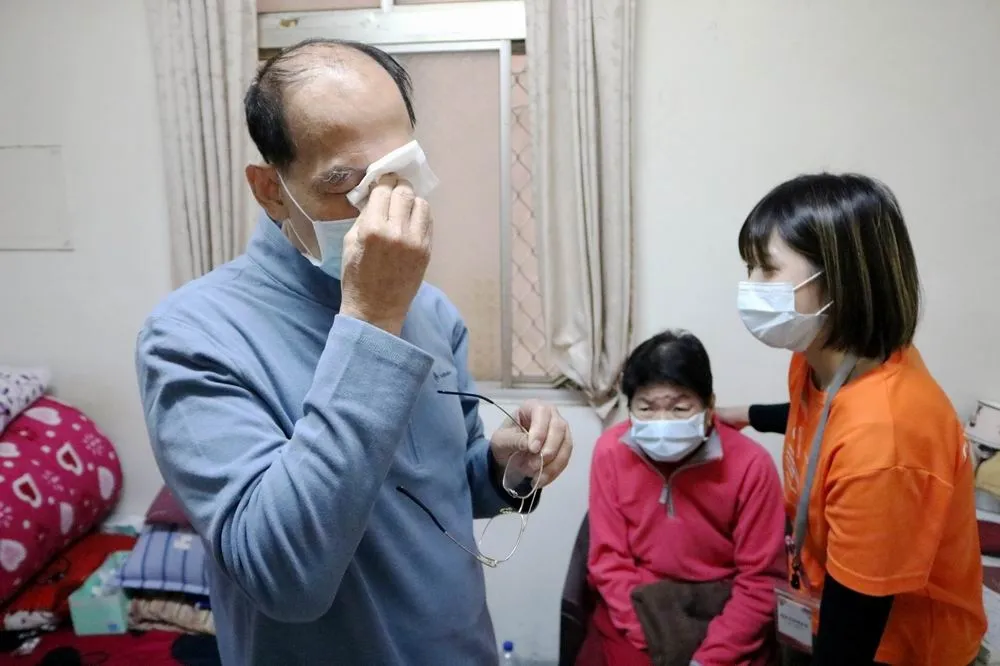 收到弘道暖心年菜　半癱阿嬤夫妻感動落淚