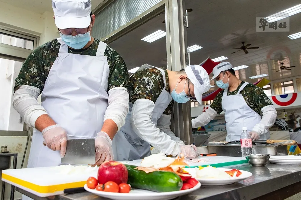 【國軍新春廚神PK】砲兵營食勤3人組秀雕技　巧奪鍾山部隊「金菜刀」