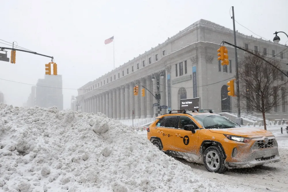 【有片】炸彈級暴風雪襲擊美國東北　6000架航班被迫取消