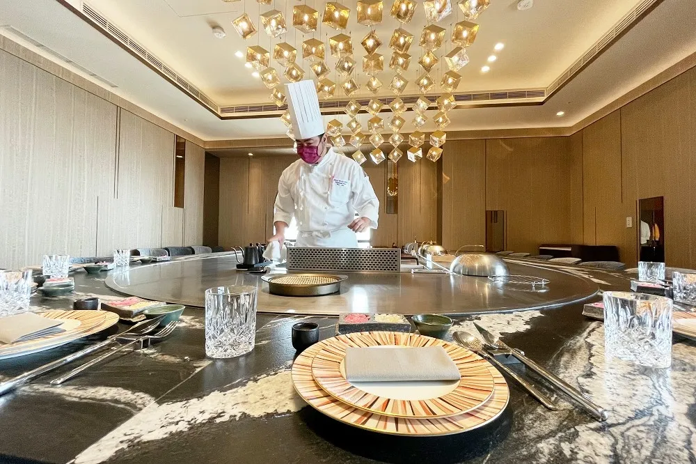 【有片】超吸睛甜點車！高雄漢來大飯店 45 樓「焰 ‧ 鐵板燒」全新開幕　完美結合台灣特色食材的法餐鐵板燒