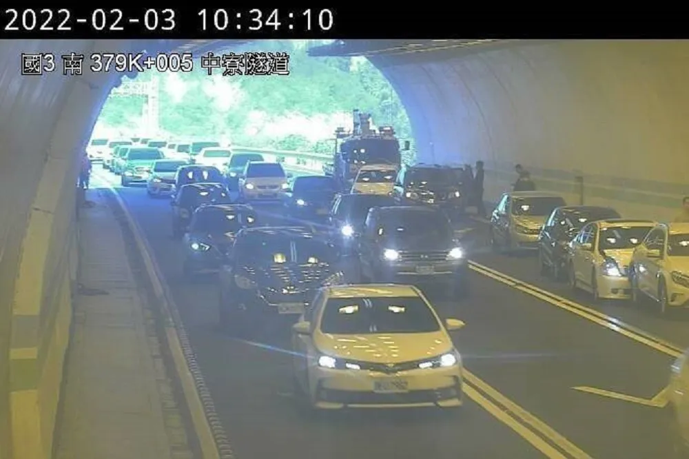 【年初三天路滑】國3南向379公里六車追撞　一度回堵6公里