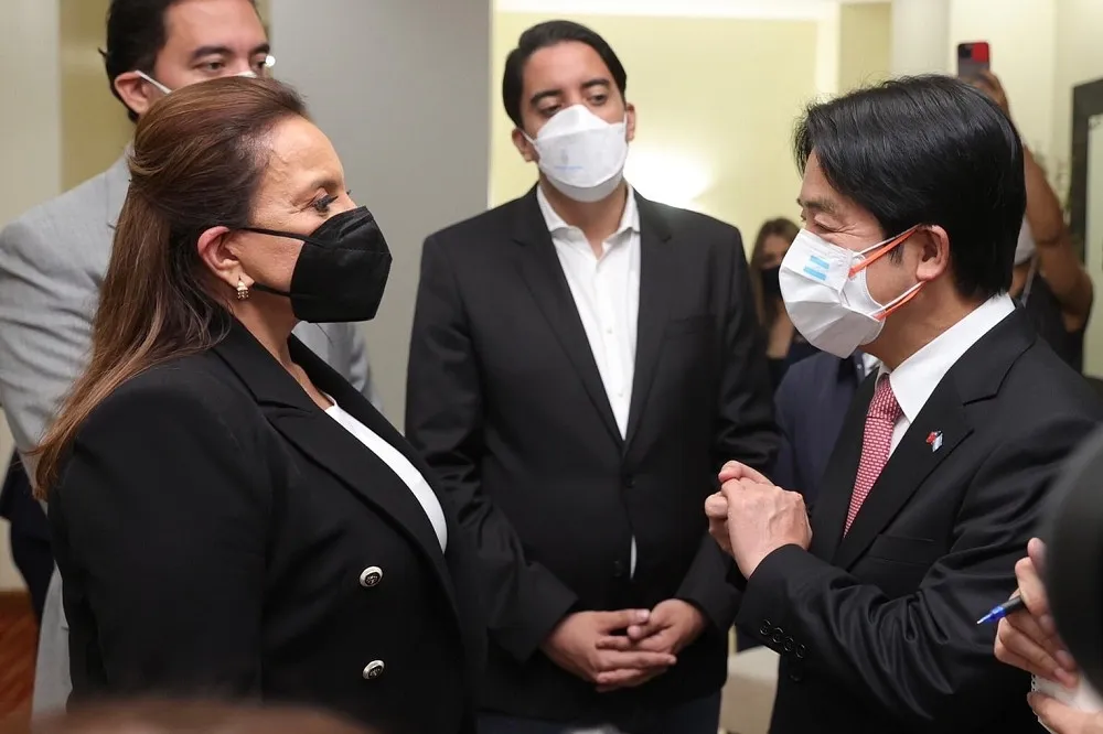 【宏國總統染疫】Kolas曝賴清德「口罩戴2層」報平安　隨行團皆力守6大防疫指示