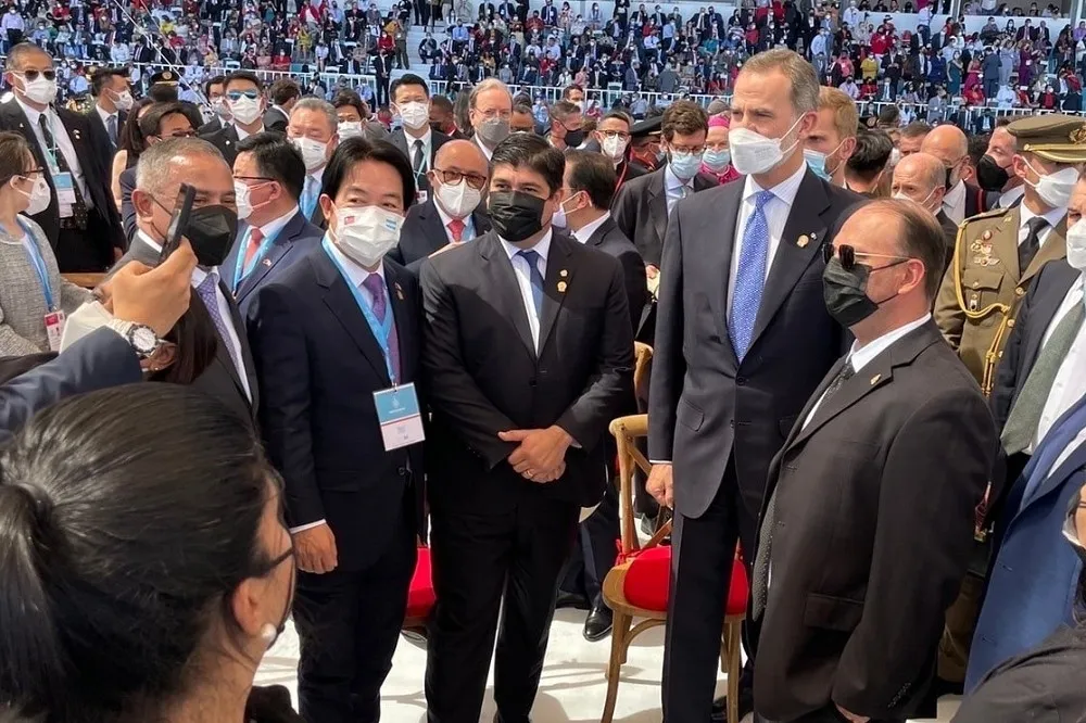 【再閃過病毒襲擊】西班牙國王確診！　賴清德「同框寒暄」最新快篩結果陰性