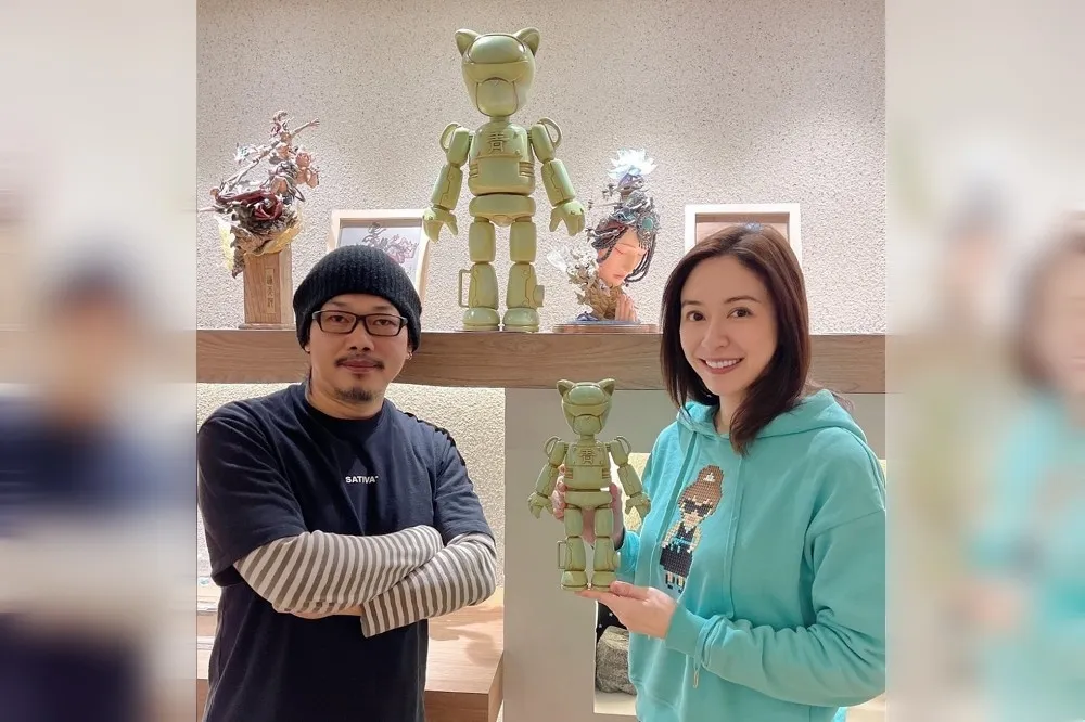 拚進NFT！蔡依珊跨足台北動漫展　秀方文山×周杰倫「青花瓷貓公仔」