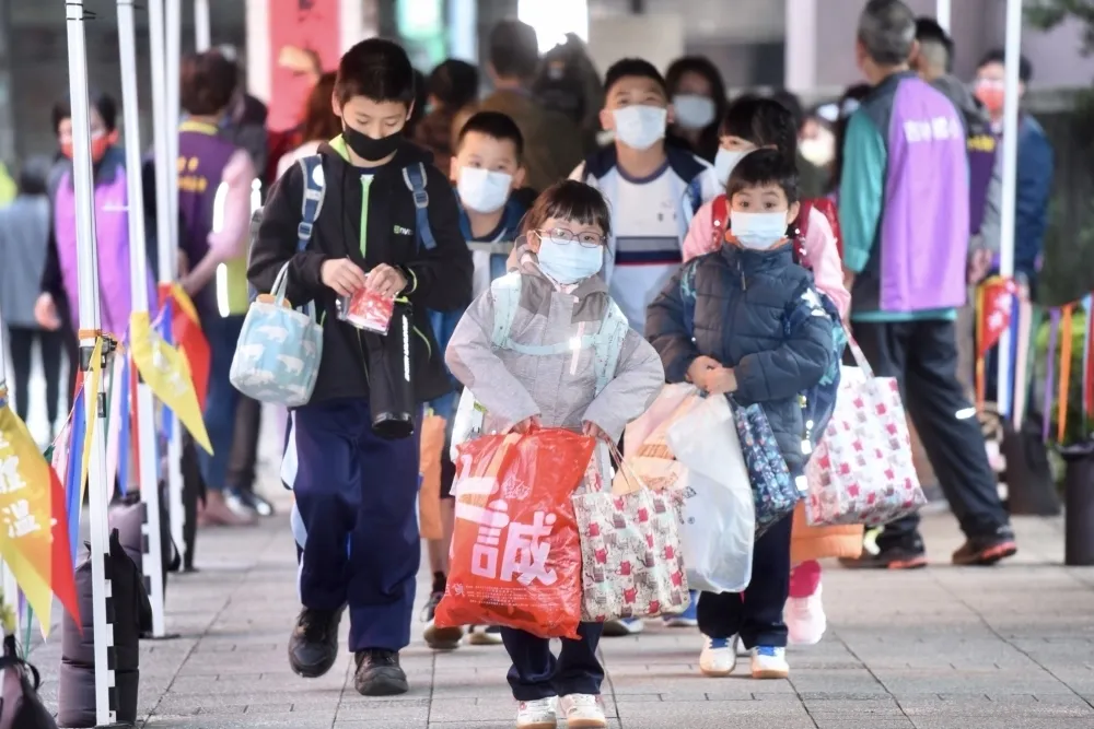 高雄市國小明天開學急喊卡　陳其邁：預防性停課延至2/14