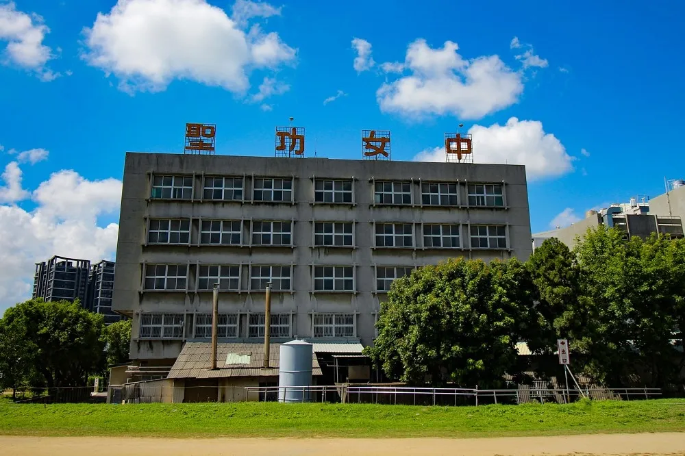 餓到哀求送泡麵！聖功女中學生1通電話被帶走隔離　家長「不知小孩送到哪」轟太草率