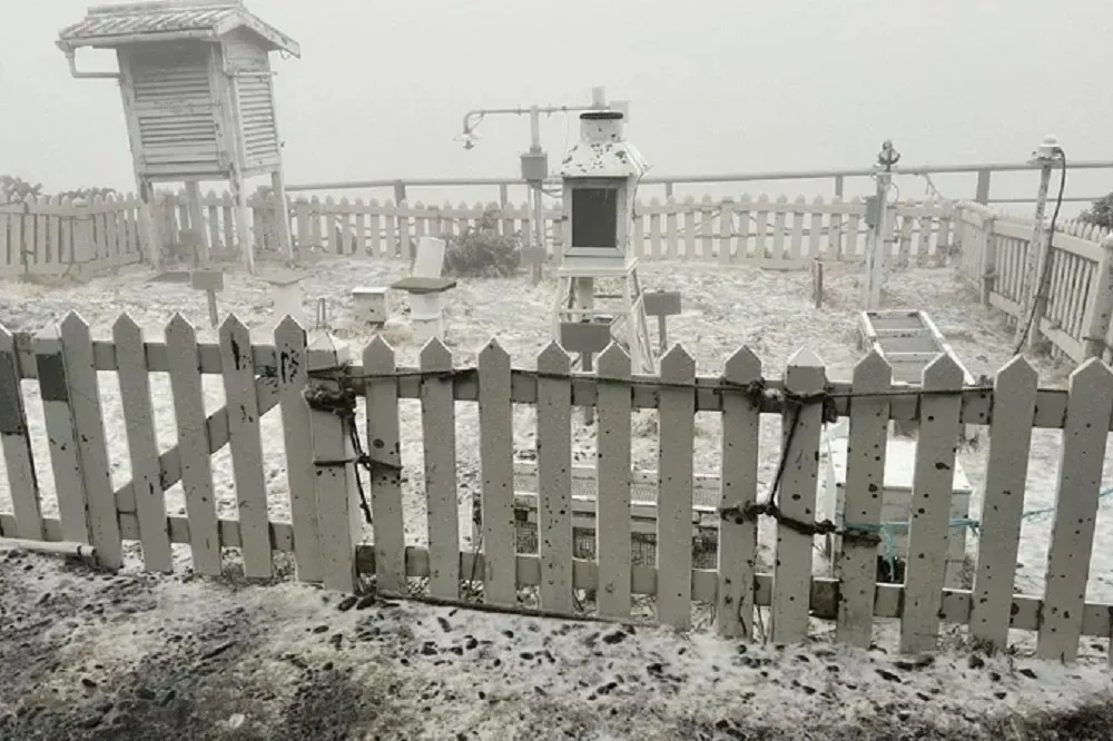 情人節美翻！玉山今下雪變銀白世界　明天「乍暖還寒」下探11°C