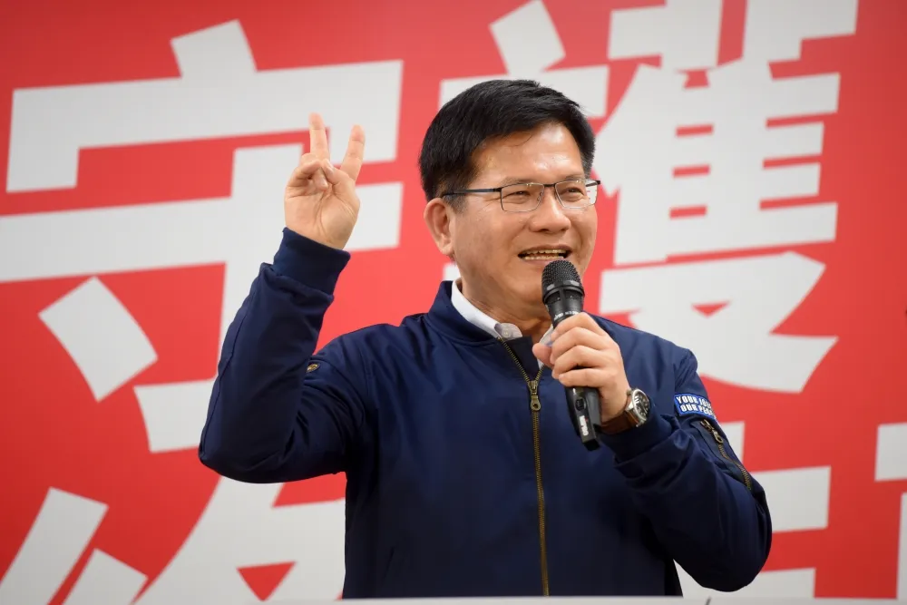無視禁令帶頭違規！遭徐巧芯抓包脫罩致詞還敬酒　林佳龍致歉
