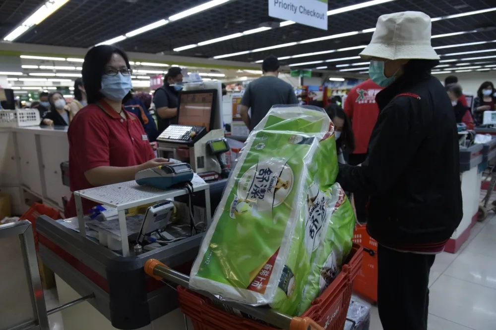 不只蛋品搶買！好市多連衛生紙也限購　全聯、家樂福供貨穩定籲別恐慌