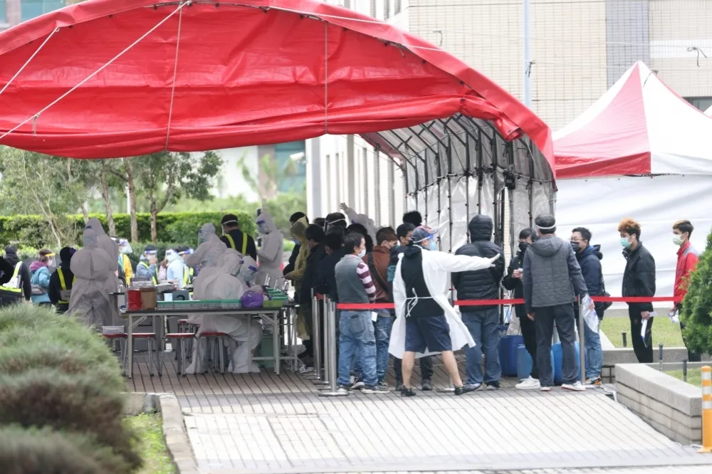 【本土+5】亞旭2人陰轉陽、嘉聯益妻傳夫　桃機航警感染源不明