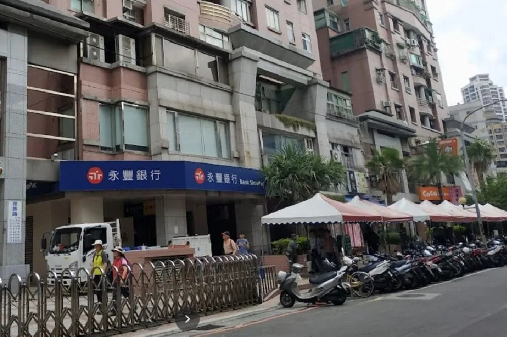 女房屋代銷員和設計師隔桌吃飯染疫　足跡遍布銀行、超市、美甲店