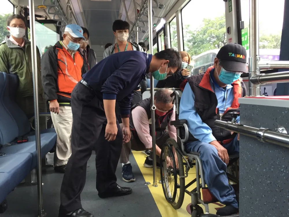 暖心服務     大台南公車力行無障礙