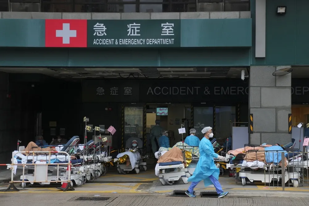 【新冠肺炎】公立醫院爆滿瀕臨崩潰　香港單日新增6116起確診
